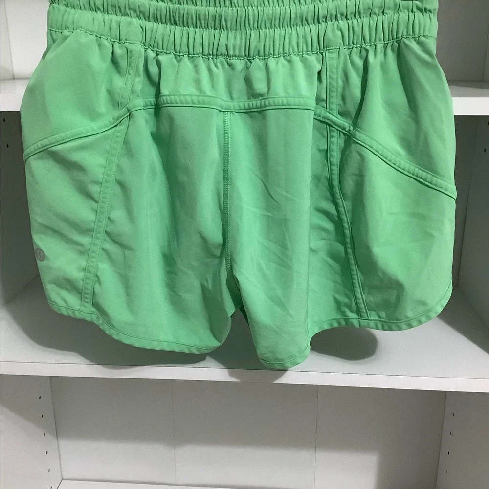 Lululemon Women’s tracker shorts Size 8 - Picture 3 of 5